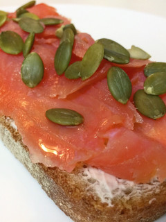 Una foto de Tosta de salmón