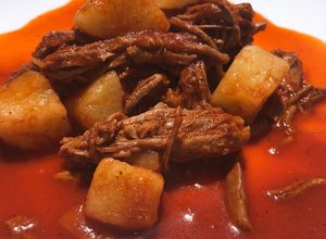 Una foto de Carne con Chile Colorado a la Sonorense