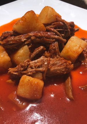 Una foto de Carne con Chile Colorado a la Sonorense