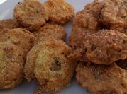 Una foto de aros de cebolla polenta