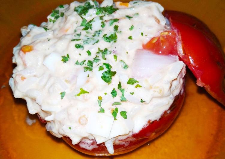 Comment Servir Tomate froide farcie aux rillettes de thon