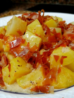 Una foto de Patatas trufadas con jamón crujiente