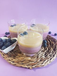 Una foto de Vasitos de arándanos con cremoso de chocolate blanco