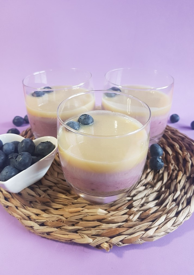 Una foto de Vasitos de arándanos con cremoso de chocolate blanco