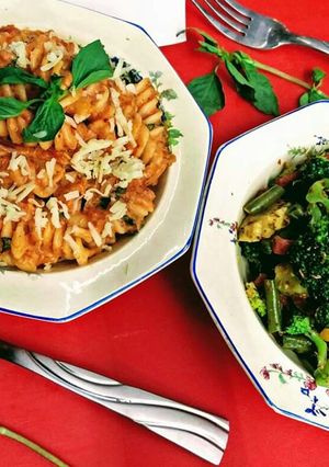 A picture of Tossed Exotic Vegetables With Fusilli Pasta.
