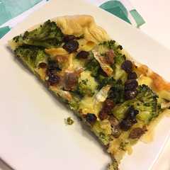 Foto di Quiche con broccoli, brie e uva passa