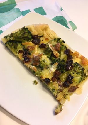 Foto di Quiche con broccoli, brie e uva passa