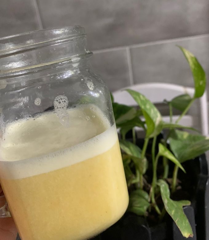Une photo de Smoothie mangue 🥭 banane 🍌 citron 🍋