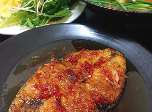 Hình của món Cá Thu Chiên Chấm Rau Sống.