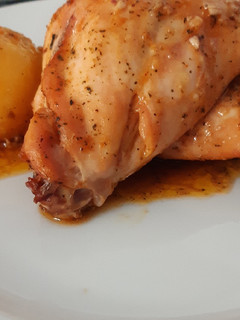 Una foto de Conejo al salmorejo con papas