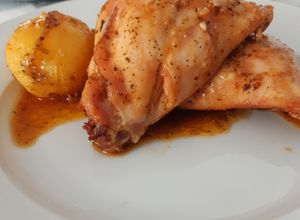 Una foto de Conejo al salmorejo con papas
