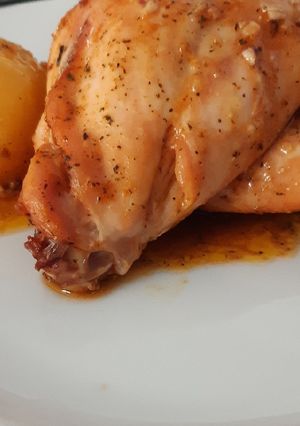 Una foto de Conejo al salmorejo con papas