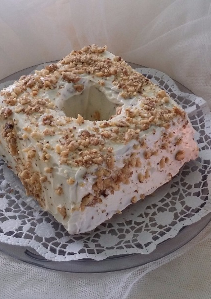 Una foto de Tarta de zanahoria con frosting de queso crema y nueces