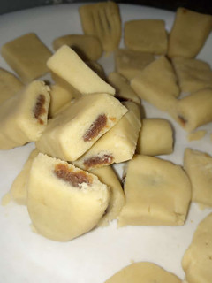 A picture of Butter chocolate filled cookie.