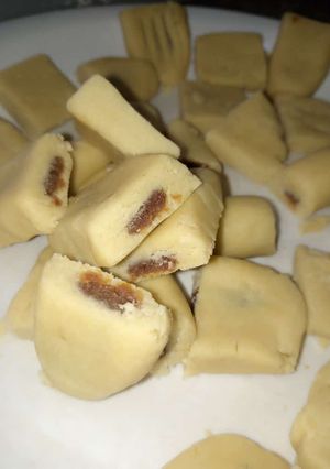 A picture of Butter chocolate filled cookie.