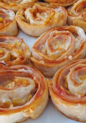 Sonkás-kukoricás pizzáscsiga recept fotója