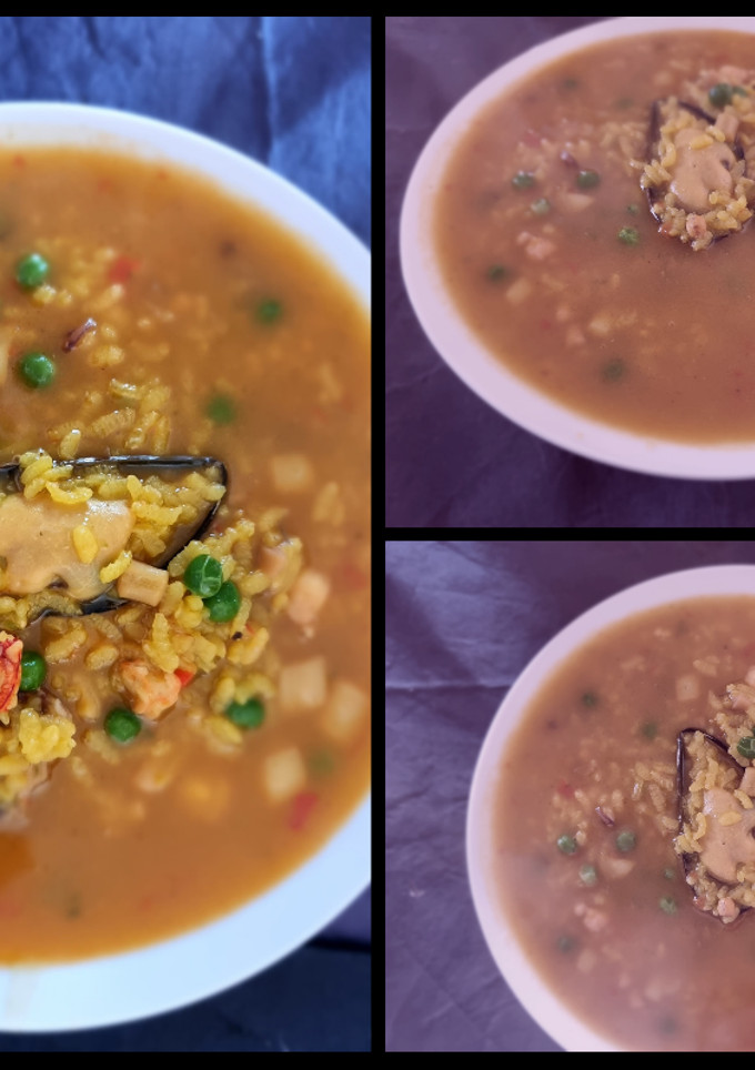 Una foto de Arroz caldoso con mejillones, pollo y picadillo de marisco
