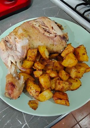 Una foto de Pollo con papas al horno