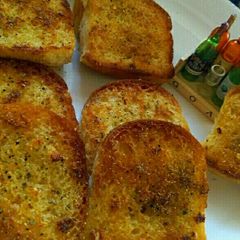 A picture of Leftover pav ke garlic bread.