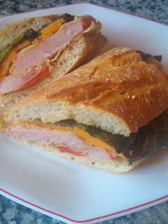 Una foto de 🥖Bocata de Lomo con Queso y Pimientos Verdes Fritos 🥖