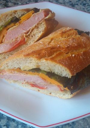 Una foto de 🥖Bocata de Lomo con Queso y Pimientos Verdes Fritos 🥖