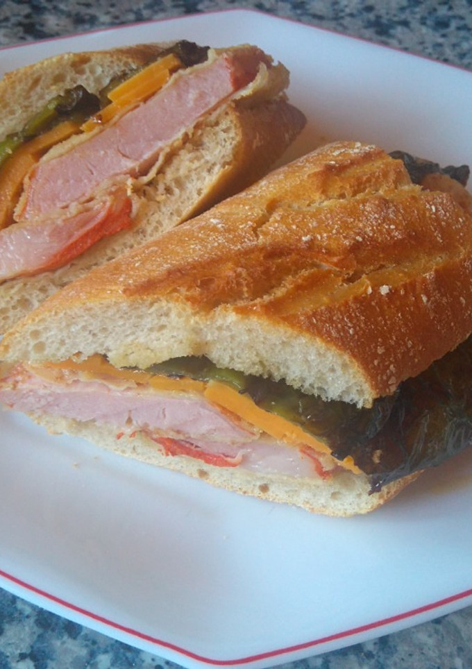 Una foto de 🥖Bocata de Lomo con Queso y Pimientos Verdes Fritos 🥖