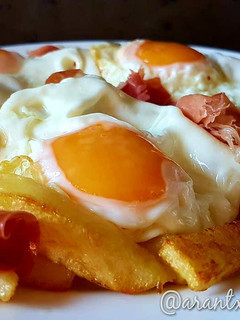 Una foto de Huevos fritos con patatas y jamón