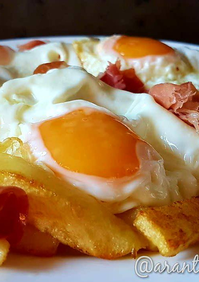 Una foto de Huevos fritos con patatas y jamón