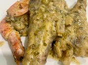 Una foto de rape en salsa de gambas