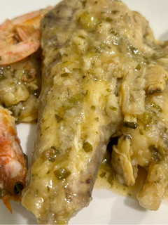Una foto de Colitas de rape en salsa verde con almejas y gambas
