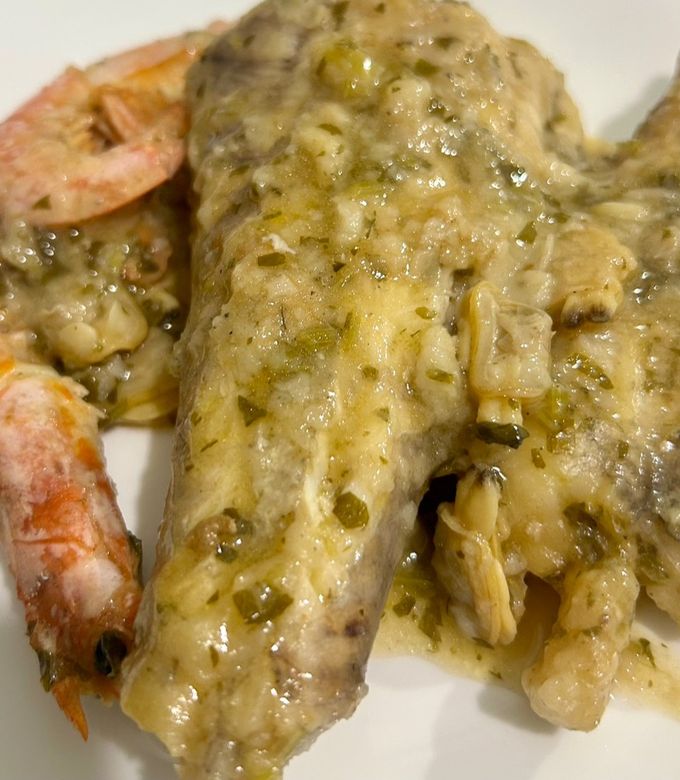 Foto principal de Colitas de rape en salsa verde con almejas y gambas