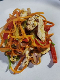 Una foto de Salteado con pollo