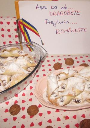 O poză a rețetei Cornulețe fragede cu gem de prune și nucă măcinată.