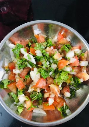 ટામેટાં ડુંગળી નુ સલાડ (Tomato Dungri Salad Recipe In Gujarati) રેસીપી મુખ્ય ફોટો