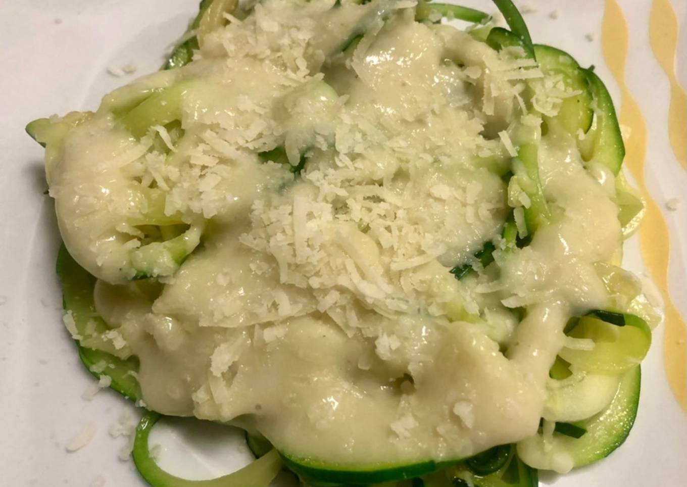 Spaghetti de calabacín con salsa de roquefort y pera
