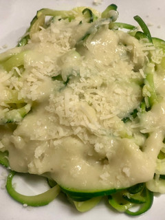Una foto de Spaghetti de calabacín con salsa de roquefort y pera