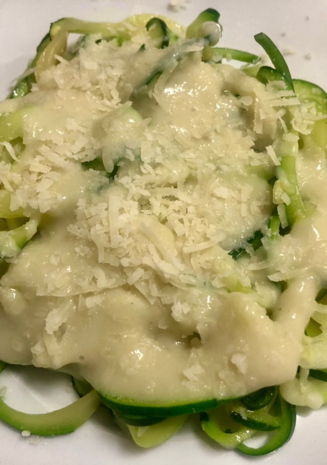 Una foto de Spaghetti de calabacín con salsa de roquefort y pera
