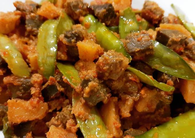 Sambal goreng kentang, hati sapi dan kapri