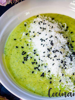 Una foto de Crema de brócoli con parmesano