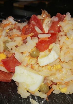 Una foto de Ensalada de arroz y pollo