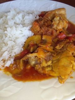 Una foto de Pollo con champiñones acompañado con arroz a mi gusto