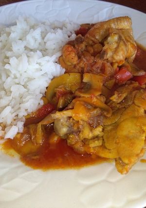 Foto principal de Pollo con champiñones acompañado con arroz a mi gusto