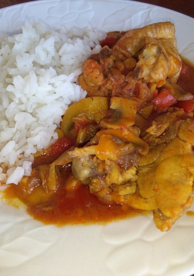 Una foto de Pollo con champiñones acompañado con arroz a mi gusto