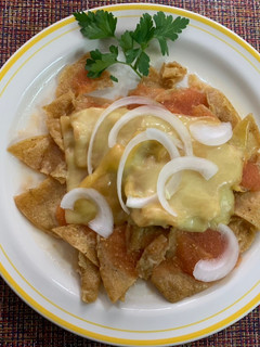 Una foto de Chilaquiles con salsa roja