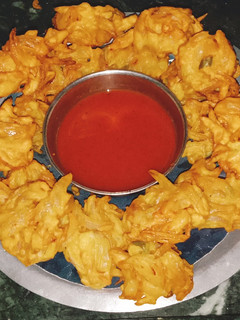 प्याज़ के पकौड़े और टमाटर के सॉस (pyaz ke pakode aur tamatar ke sauce recipe in Hindi) रेसिपी मुख्य फोटो