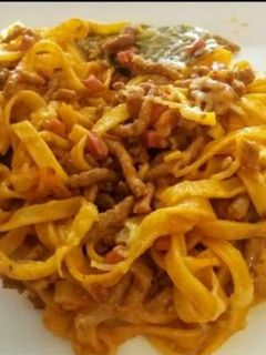 Una foto de Tallarines al huevo🥚con bacón🥓 y picada🐄🧀