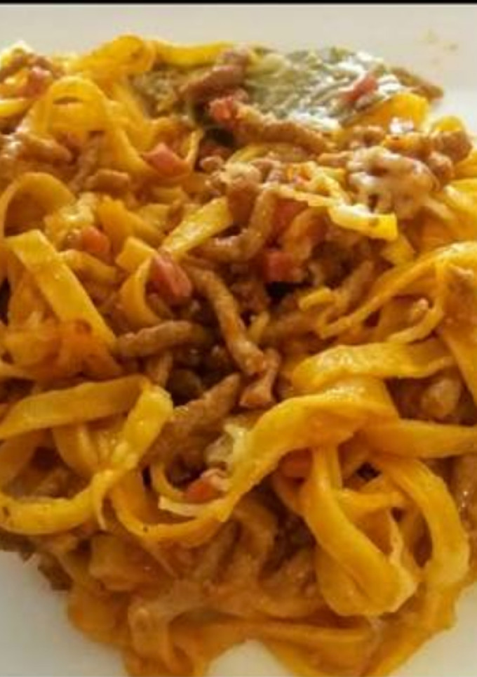 Una foto de Tallarines al huevo🥚con bacón🥓 y picada🐄🧀