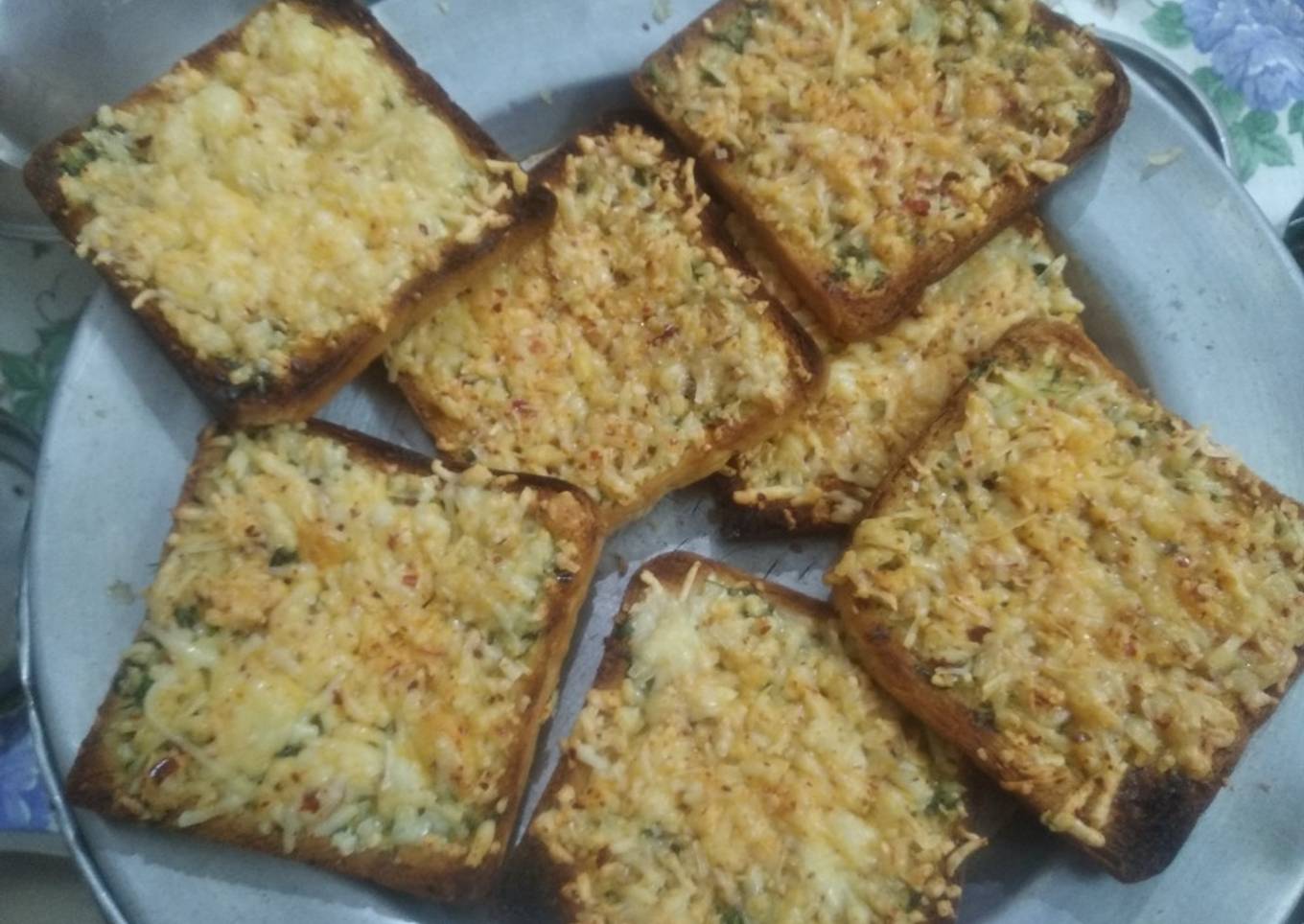 Cheese garlic bread