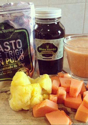 Una foto de Licuado de pasto y frutas