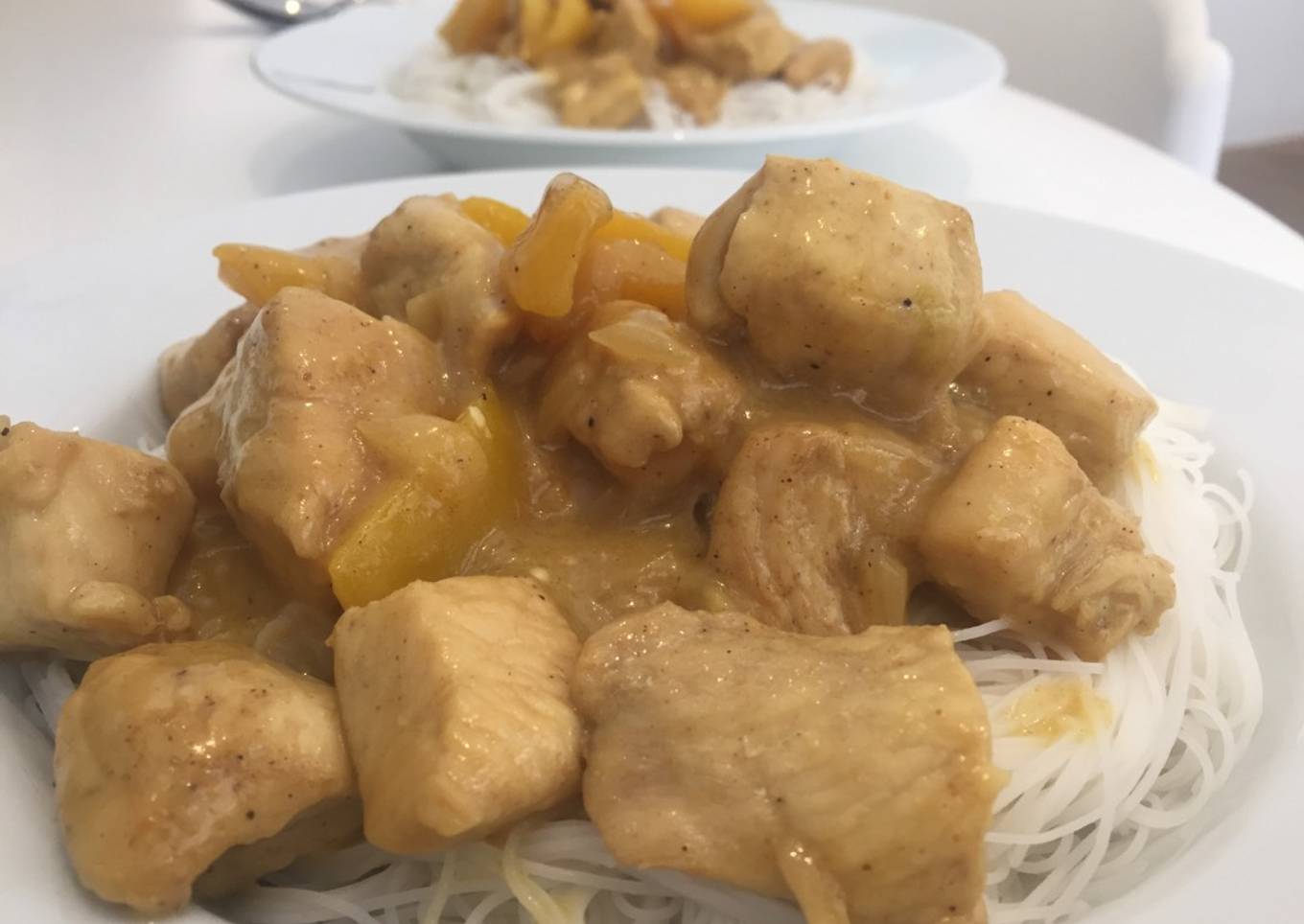 Fideos de arroz con pollo al curry